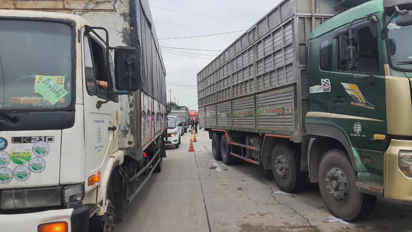 Xe cộ xếp thành hàng, chạy chậm qua đoạn đường xảy ra vụ tai nạn. Xe cộ xếp thành hàng, chạy chậm qua đoạn đường xảy ra vụ tai nạn.