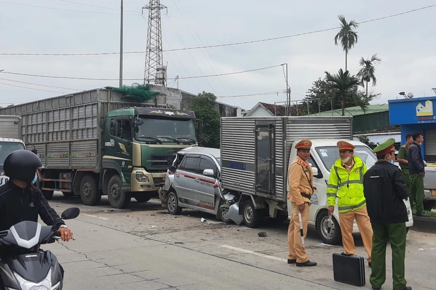 Vụ tai nạn liên hoàn giữa năm ô tô xảy ra tại nút giao giữa Quốc lộ 1 với đường Lê Trung Đình. Vụ tai nạn liên hoàn giữa năm ô tô xảy ra tại nút giao giữa Quốc lộ 1 với đường Lê Trung Đình.