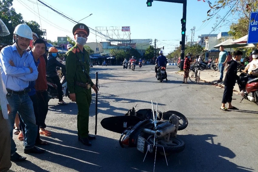 Nhóm thiếu niên bỏ lại xe máy khi bị cảnh sát phát hiện. Ảnh: CA