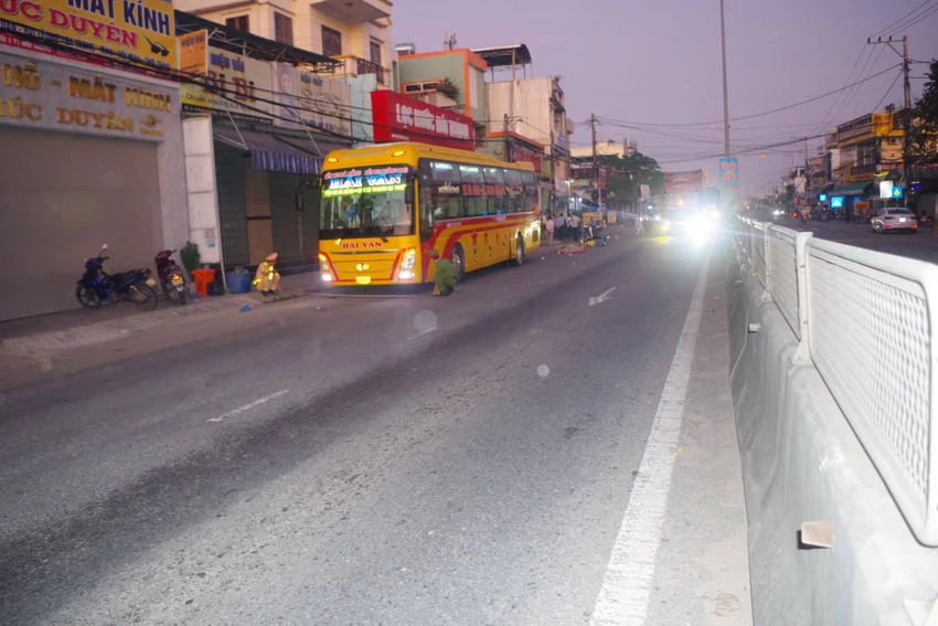 Hiện trường vụ tai nạn khiến người phụ nữ đi xe máy tử vong tại chỗ. Ảnh: CTV