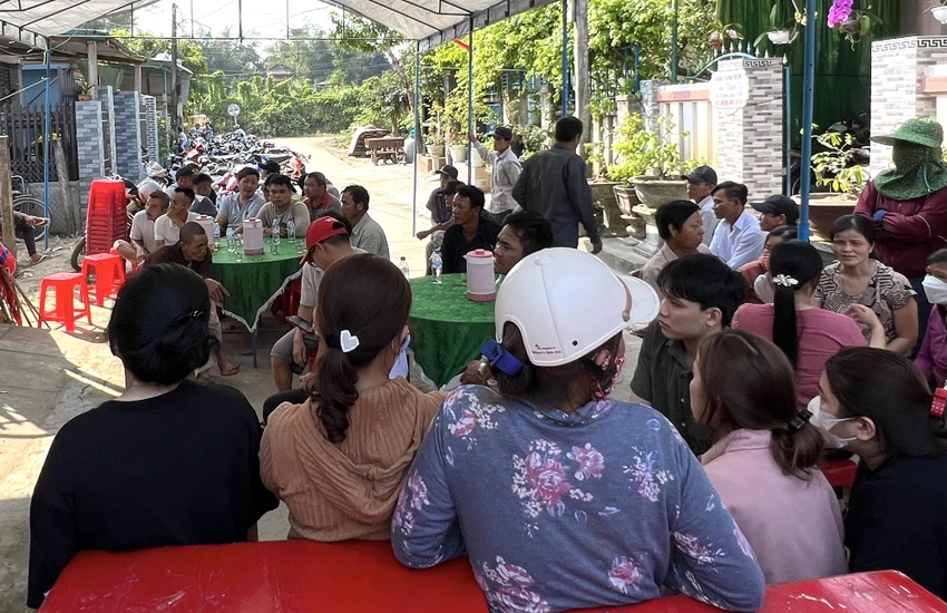 Người thân, hàng xóm đến chia buồn với gia đình hai mẹ con bà Máy. Người thân, hàng xóm đến chia buồn với gia đình hai mẹ con bà Máy.