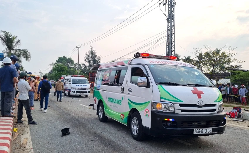 Khoảng 8 giờ 20 phút, các xe cấp cứu đến hiện trường đưa thi thể nạn nhân về bàn giao cho gia đình lo hậu sự. Khoảng 8 giờ 20 phút, các xe cấp cứu đến hiện trường đưa thi thể nạn nhân về bàn giao cho gia đình lo hậu sự.