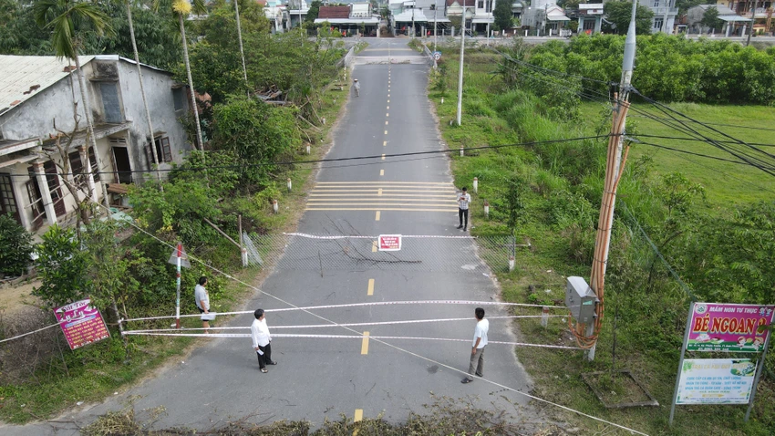Hộ ông Trần Luôn chặn đoạn khoảng 80m trên đường Văn Thị Thừa. Ảnh: TN