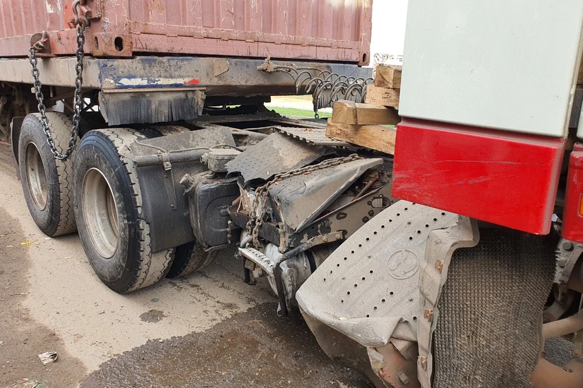 Sau cú va chạm với xe khách, bên hông phải chiếc xe container bị hư hỏng. Ảnh: TN Sau cú va chạm với xe khách, bên hông phải chiếc xe container bị hư hỏng. Ảnh: TN