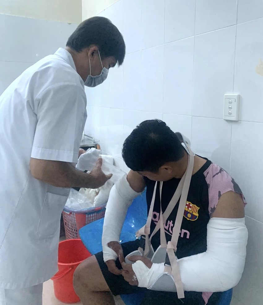 Bác sĩ điều trị cho anh Đ. Bác sĩ điều trị cho anh Đ.