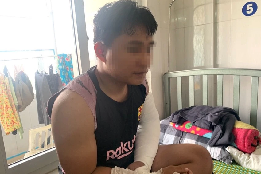 Sau khi bị đánh, anh Đạt đang điều trị tại Bệnh viện Quân y C17. Ảnh: NVCC Sau khi bị đánh, anh Đạt đang điều trị tại Bệnh viện Quân y C17. Ảnh: NVCC