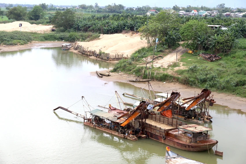 Thanh tra Chính phủ thanh tra việc thực hiện pháp luật trong công tác quản lý, sử dụng đất đai, quản lý đầu tư xây dựng, việc cấp phép, khai thác các mỏ đất, đá làm vật liệu xây dựng trên địa bàn tỉnh Quảng Nam. Ảnh: TN Thanh tra Chính phủ thanh tra việc thực hiện pháp luật trong công tác quản lý, sử dụng đất đai, quản lý đầu tư xây dựng, việc cấp phép, khai thác các mỏ đất, đá làm vật liệu xây dựng trên địa bàn tỉnh Quảng Nam. Ảnh: TN