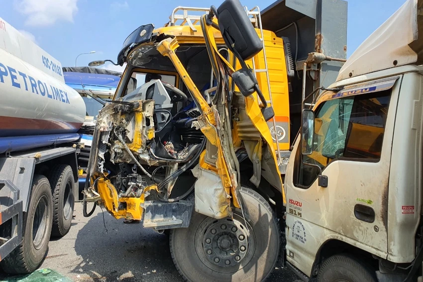Vụ tai nạn liên hoàn giữa năm xe tải. Ảnh: TN Vụ tai nạn liên hoàn giữa năm xe tải. Ảnh: TN