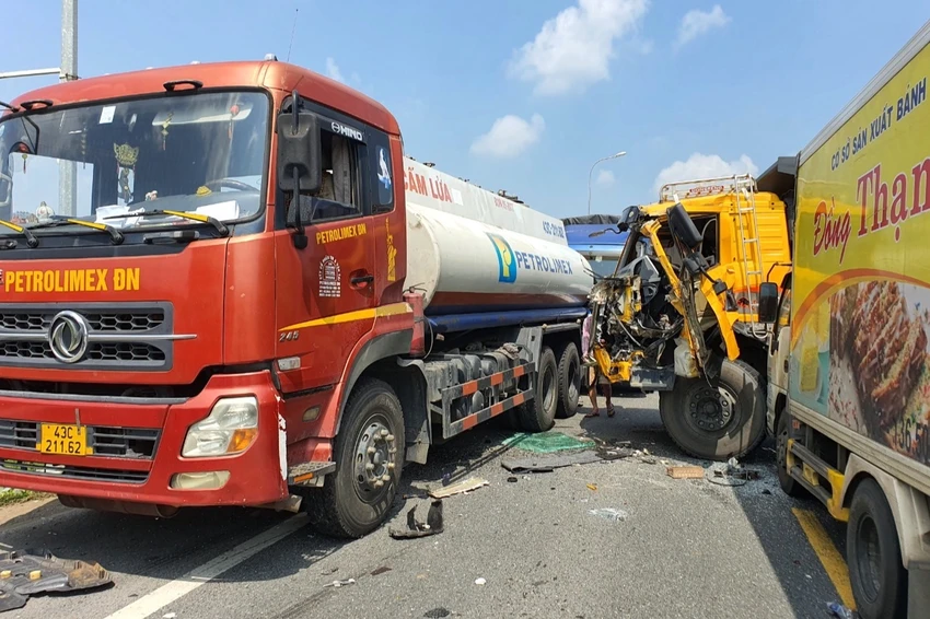 Ba xe tải không thắng kịp cũng va chạm với hai xe bị nạn trước đó. Ảnh: TN Ba xe tải không thắng kịp cũng va chạm với hai xe bị nạn trước đó. Ảnh: TN