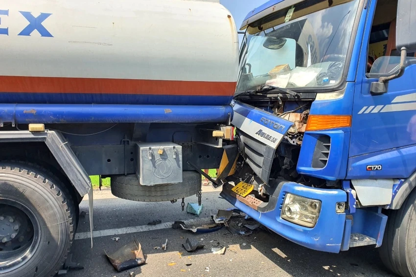 Xe tải 92C-142.08 không thắng kịp húc vào đuôi xe bồn chạy phía trước. Ảnh: TN Xe tải 92C-142.08 không thắng kịp húc vào đuôi xe bồn chạy phía trước. Ảnh: TN