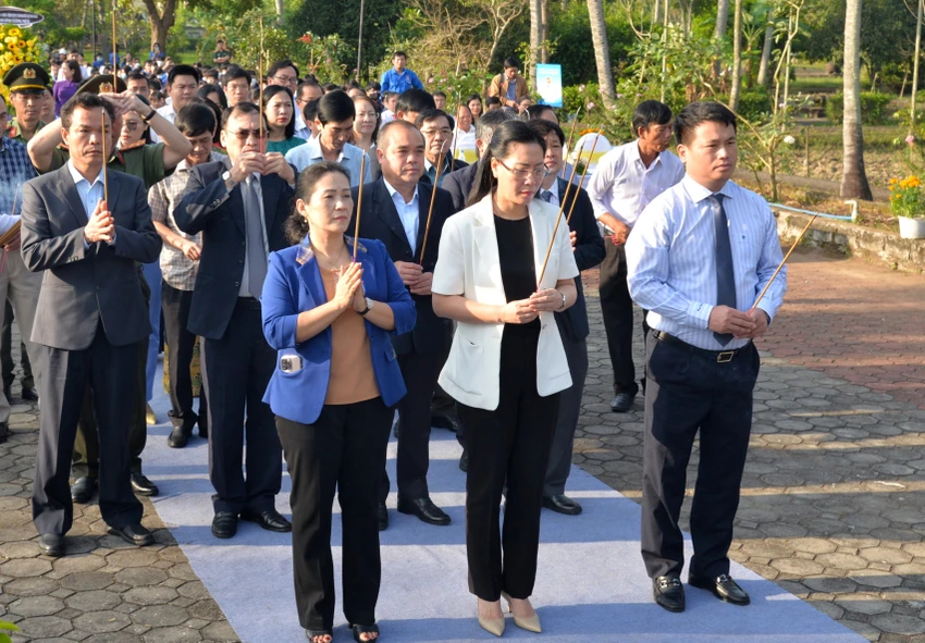 Bí thư Tỉnh uỷ Quảng Ngãi Bùi Thị Quỳnh Vân (hàng đầu, đứng giữa) dâng hương tưởng niệm. Bí thư Tỉnh uỷ Quảng Ngãi Bùi Thị Quỳnh Vân (hàng đầu, đứng giữa) dâng hương tưởng niệm.