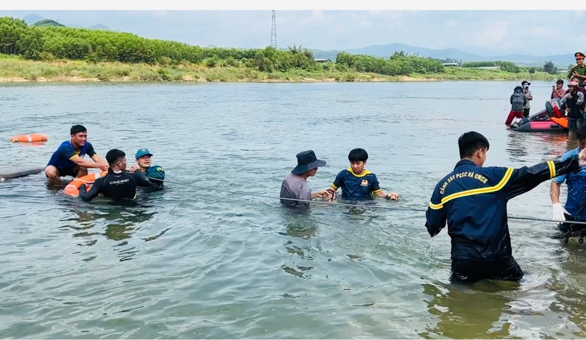 Lực lượng chức năng trục vớt chiếc ô tô và thi thể người đàn ông bị lũ cuốn. Ảnh: CA Lực lượng chức năng trục vớt chiếc ô tô và thi thể người đàn ông bị lũ cuốn. Ảnh: CA