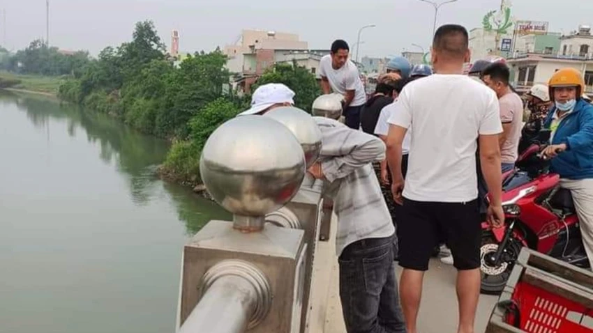 Người dân tập trung trên cầu Hoà Đông. Người dân tập trung trên cầu Hoà Đông.