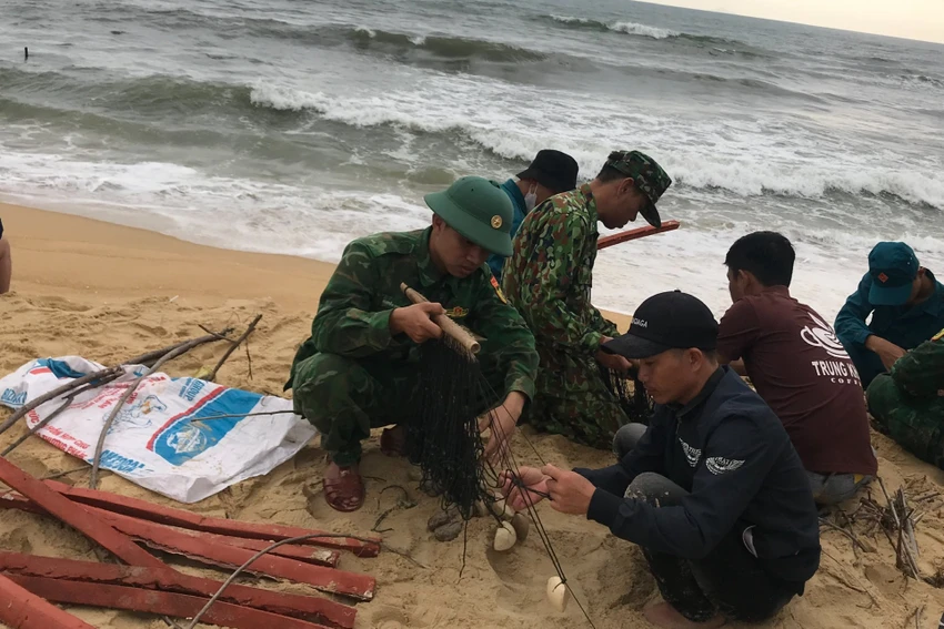 Đến 10 giờ ngày 28-3, lực lượng chức năng và người dân vẫn đang nỗ lực tìm kiếm nạn nhân mất tích. Ảnh: HA Đến 10 giờ ngày 28-3, lực lượng chức năng và người dân vẫn đang nỗ lực tìm kiếm nạn nhân mất tích. Ảnh: HA