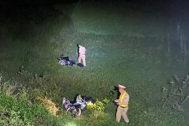 Cả kẻ trộm và hai vợ chồng anh S đều mất lái, lao xuống ruộng. Ảnh: CA Cả kẻ trộm và hai vợ chồng anh S đều mất lái, lao xuống ruộng. Ảnh: CA