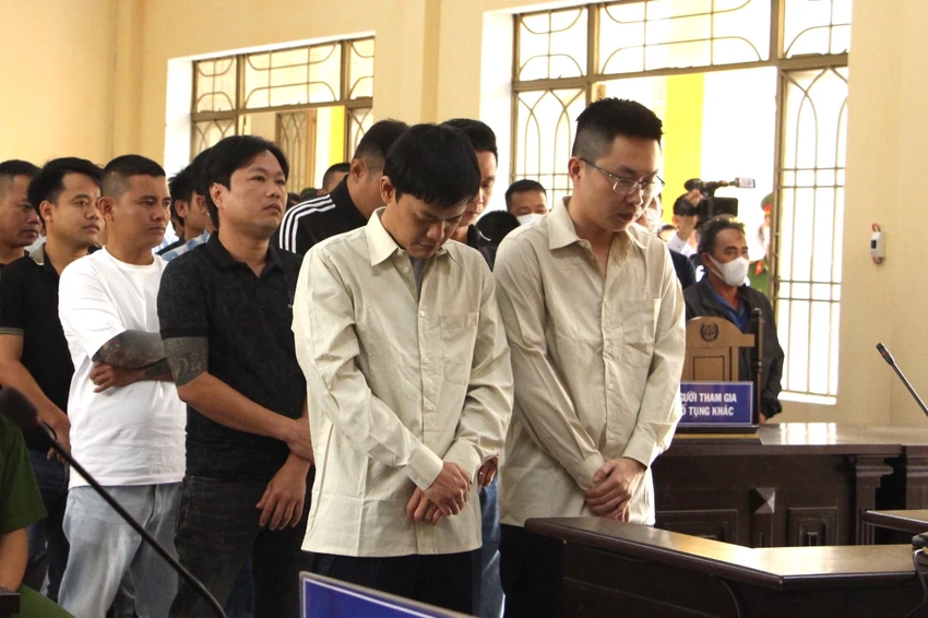 Các bị cáo trong đường dây đánh bạc quy mô lên đến hàng trăm tỉ. Ảnh: TN