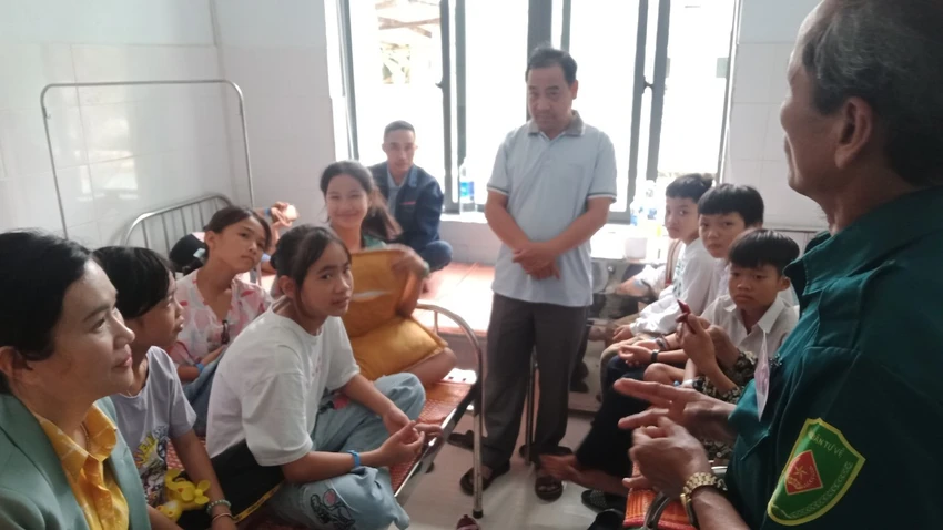 Sức khoẻ các em bị ngộ độc đã ổn định, dự kiến sẽ được xuất viện trong chiều nay. Ảnh: TN Sức khoẻ các em bị ngộ độc đã ổn định, dự kiến sẽ được xuất viện trong chiều nay. Ảnh: TN