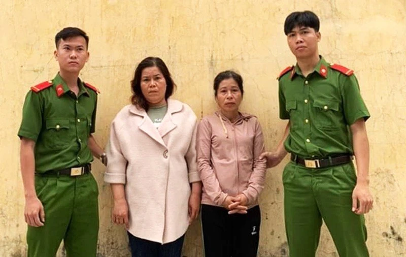 Công an tạm giữ bà Mai và bà Chi. Ảnh: CA Công an tạm giữ bà Mai và bà Chi. Ảnh: CA