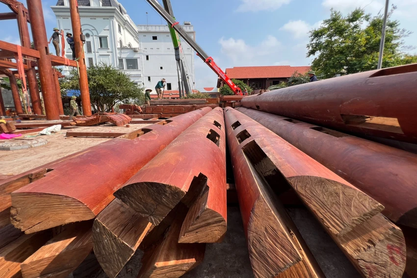Những thanh gỗ lớn tháo dỡ từ công trình. Ảnh: NT Những thanh gỗ lớn tháo dỡ từ công trình. Ảnh: NT