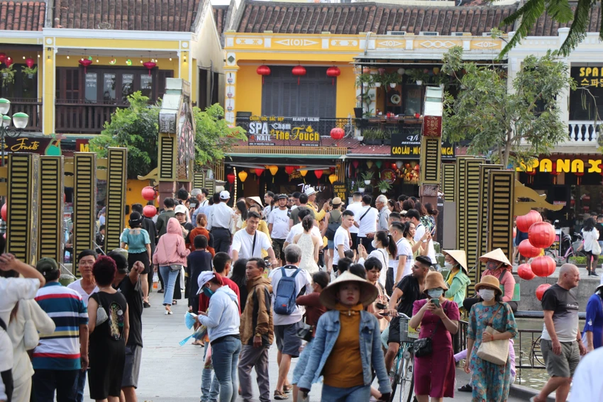 Du khách tham quan phố cổ Hội An. Ảnh: TN