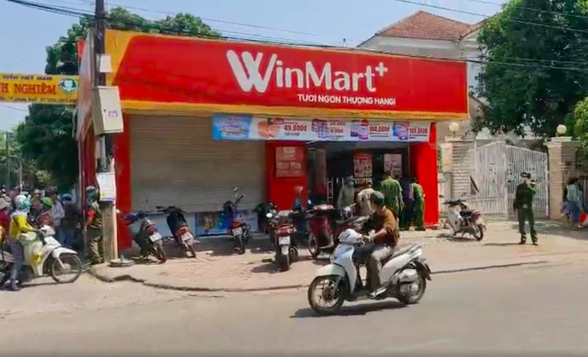 Người dân đưa nạn nhân đi cấp cứu nhưng vết thương quá nặng, không qua khỏi. Ảnh: TN Người dân đưa nạn nhân đi cấp cứu nhưng vết thương quá nặng, không qua khỏi. Ảnh: TN