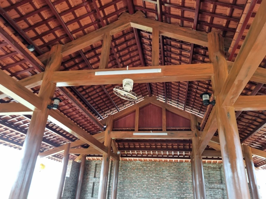 Nhà rường bằng gỗ trong trang trại. Ảnh: THANH NHẬT Nhà rường bằng gỗ trong trang trại. Ảnh: THANH NHẬT