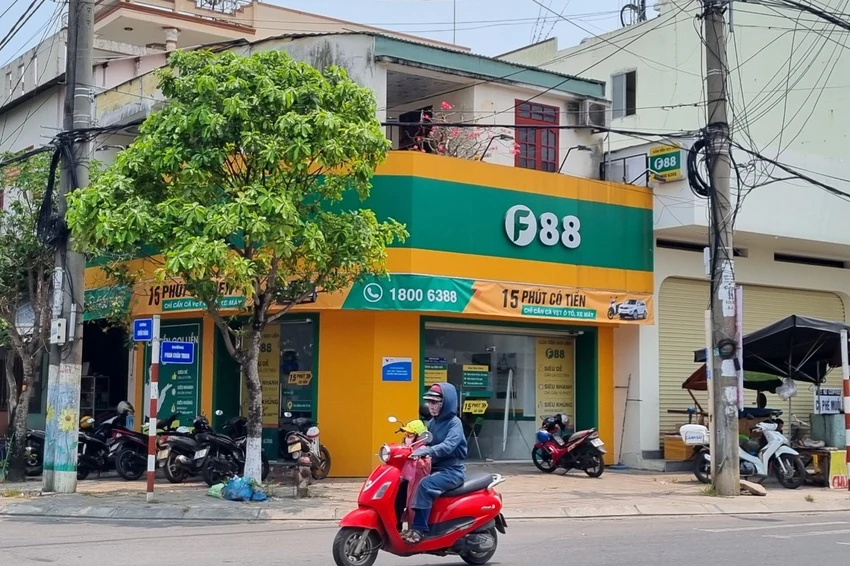 Đến 11 giờ 30 phút, việc kiểm tra vẫn chưa hoàn tất. Ảnh: TN Đến 11 giờ 30 phút, việc kiểm tra vẫn chưa hoàn tất. Ảnh: TN