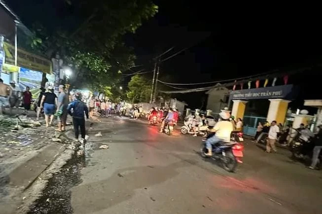 Giao thông qua vị trí xảy ra tai nạn ùn ứ tạm thời.
