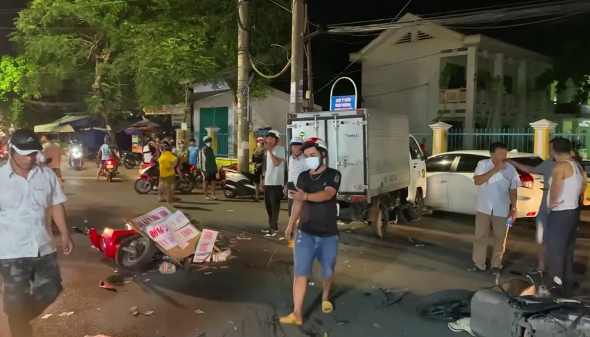 Hiện trường vụ tai nạn giữa xe tải và nhiều xe máy.