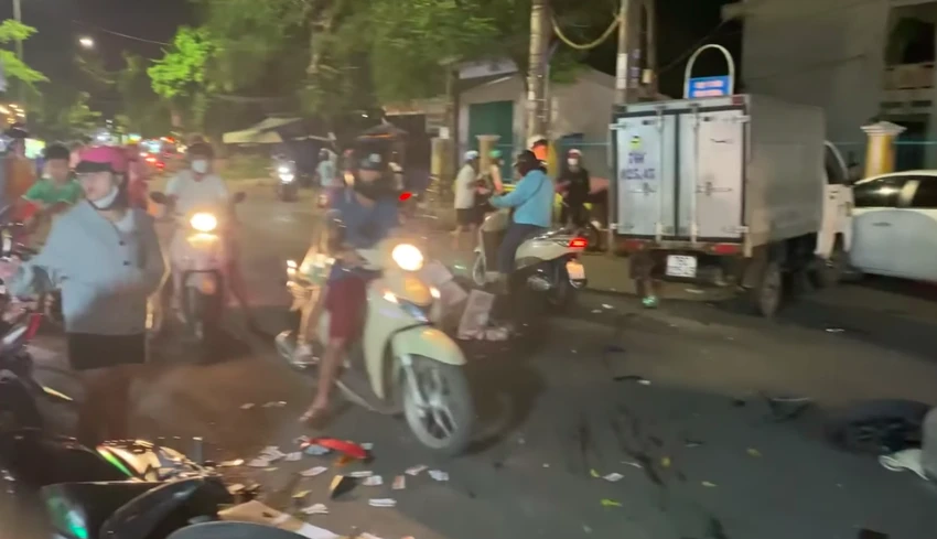 Nhiều mảnh nhựa rơi ra từ xe máy nằm vương vãi trên mặt đường.