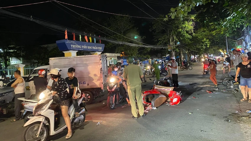Hiện trường vụ tai nạn xe tải tông hàng loạt xe máy.