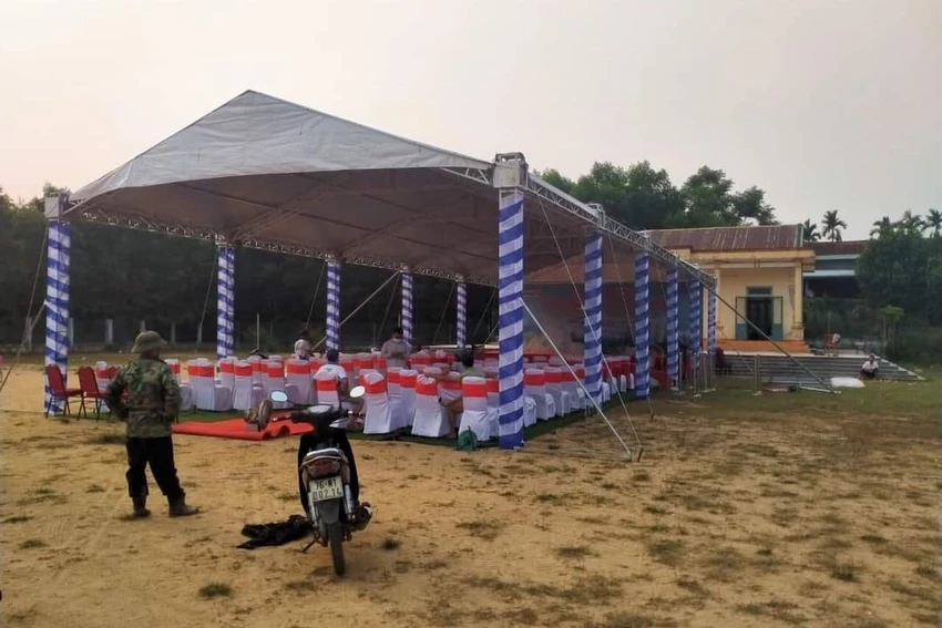 Đơn vị mạo danh dựng rạp tại Nhà văn hoá xã Sơn Nham. Ảnh: Cờ đỏ Sơn Hà Đơn vị mạo danh dựng rạp tại Nhà văn hoá xã Sơn Nham. Ảnh: Cờ đỏ Sơn Hà