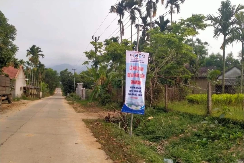 Đơn vị giả mạo chủ đầu tư treo băng rôn về lễ khởi công. Ảnh: Cờ đỏ Sơn Hà Đơn vị giả mạo chủ đầu tư treo băng rôn về lễ khởi công. Ảnh: Cờ đỏ Sơn Hà