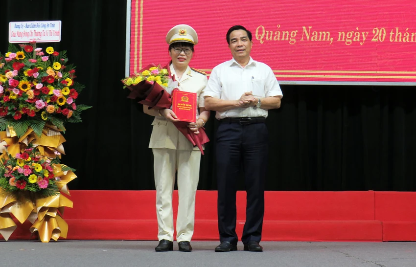 Phó Bí thư Thường trực Tỉnh uỷ Lê Văn Dũng chúc mừng nữ Phó Giám đốc Công an tỉnh đầu tiên của Quảng Nam. Ảnh: TN Phó Bí thư Thường trực Tỉnh uỷ Lê Văn Dũng chúc mừng nữ Phó Giám đốc Công an tỉnh đầu tiên của Quảng Nam. Ảnh: TN