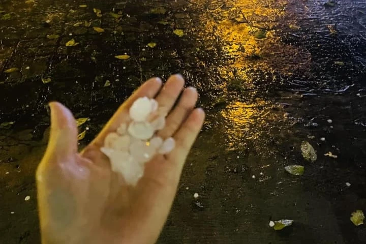 Người dân chia sẻ nhiều hình ảnh trận mưa đá. Ảnh: MXH Người dân chia sẻ nhiều hình ảnh trận mưa đá. Ảnh: MXH