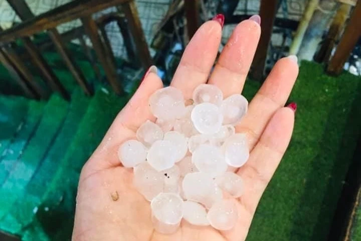 Những viên đá có đường kính từ 1-2 cm. Ảnh: MXH Những viên đá có đường kính từ 1-2 cm. Ảnh: MXH