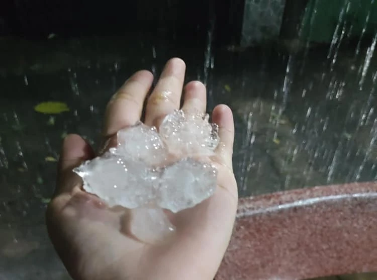 Nhiều viên đá lớn đường kính 2-3 cm. Ảnh: MXH Nhiều viên đá lớn đường kính 2-3 cm. Ảnh: MXH