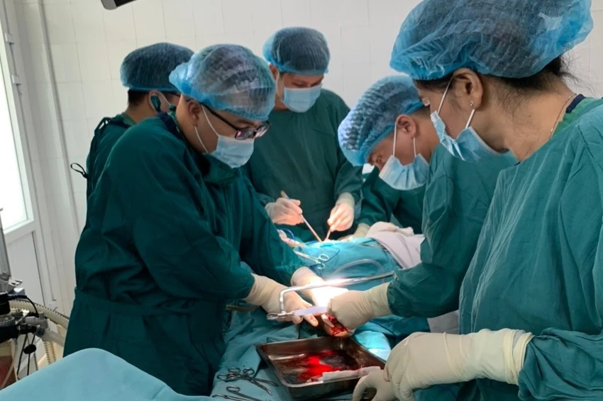 Các bác sĩ phẫu thuật cho bệnh nhân. Ảnh: BV Các bác sĩ phẫu thuật cho bệnh nhân. Ảnh: BV