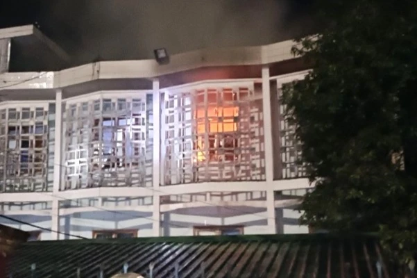 Đám cháy bùng phát tại một căn phòng trên tầng 2, trụ sở Phòng Giáo dục và Đào tạo huyện Trà Bồng