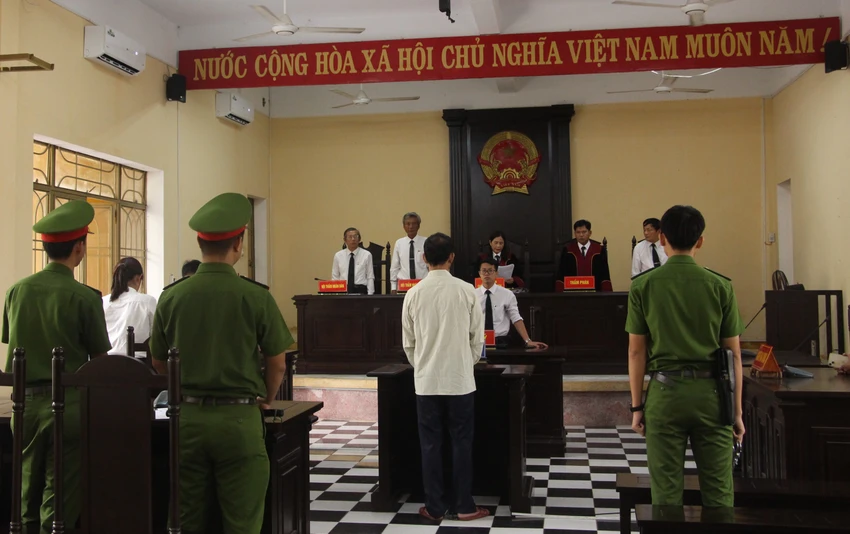 TAND tỉnh Quảng Nam tuyên phạt bị cáo Dũng 13 năm tù tội hiếp dâm người dưới 16 tuổi. Ảnh: TN TAND tỉnh Quảng Nam tuyên phạt bị cáo Dũng 13 năm tù tội hiếp dâm người dưới 16 tuổi. Ảnh: TN