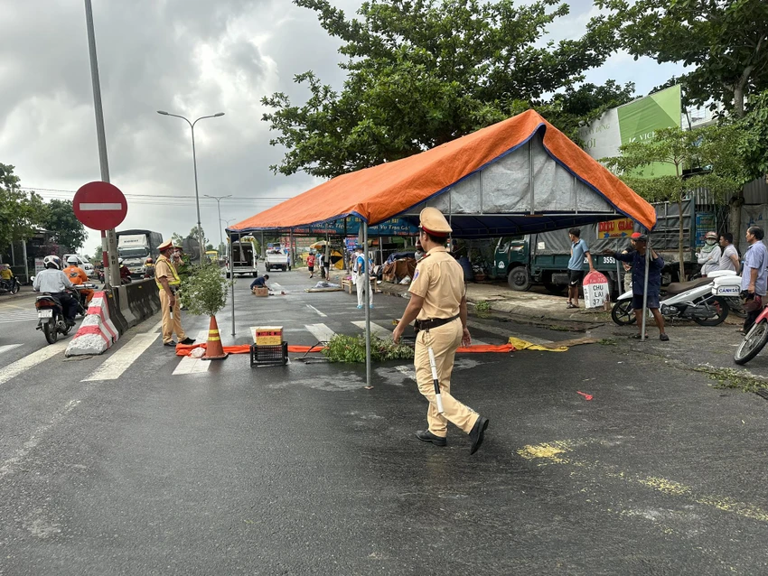 Hiện trường vụ tai nạn giữa xe máy và xe đầu kéo khiến hai người thương vong. Ảnh: TN Hiện trường vụ tai nạn giữa xe máy và xe đầu kéo khiến hai người thương vong
