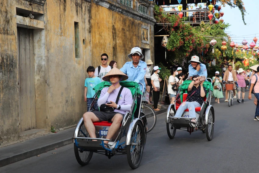 Theo Chủ tịch TP Hội An, địa phương không kỳ vọng và bắt buộc tất cả người dân đến tham quan phố phải mua vé mà chủ yếu hướng đến nhóm khách theo đoàn. Ảnh: TN Theo Chủ tịch TP Hội An, địa phương không kỳ vọng và bắt buộc tất cả người dân đến tham quan phố phải mua vé mà chủ yếu hướng đến nhóm khách theo đoàn. Ảnh: TN