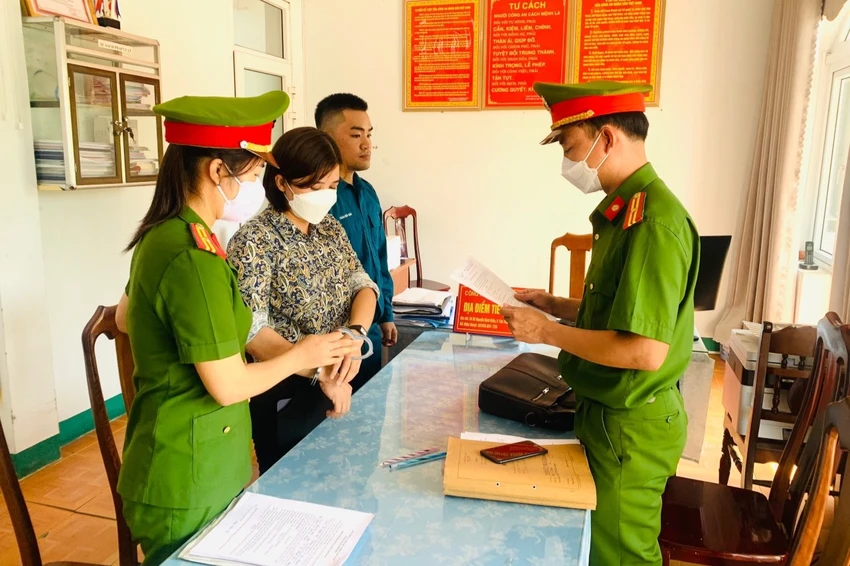 Trần Thị Hồng bị bắt tạm giam để điều tra về hành vi lừa đảo chiếm đoạt tài sản. Ảnh: CA Trần Thị Hồng bị bắt tạm giam để điều tra về hành vi lừa đảo chiếm đoạt tài sản