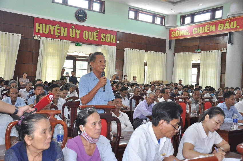Cử tri kiến nghị nhiều vấn đề. Ảnh: TN Cử tri kiến nghị nhiều vấn đề. Ảnh: TN
