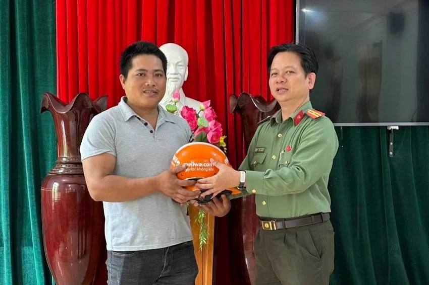 Anh Hội không ngần ngại lao xuống suối cứu gia đình bốn người bị đuối nước. Ảnh: TT Anh Hội không ngần ngại lao xuống suối cứu gia đình bốn người bị đuối nước. Ảnh: TT