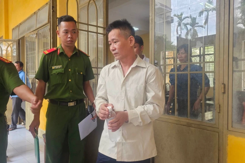 Chỉ vì mâu thuẫn chuyện rửa bát, Nguyễn Minh Trí đâm vợ suýt chết. Ảnh: TN Chỉ vì mâu thuẫn chuyện rửa bát, Nguyễn Minh Trí đâm vợ suýt chết. Ảnh: TN