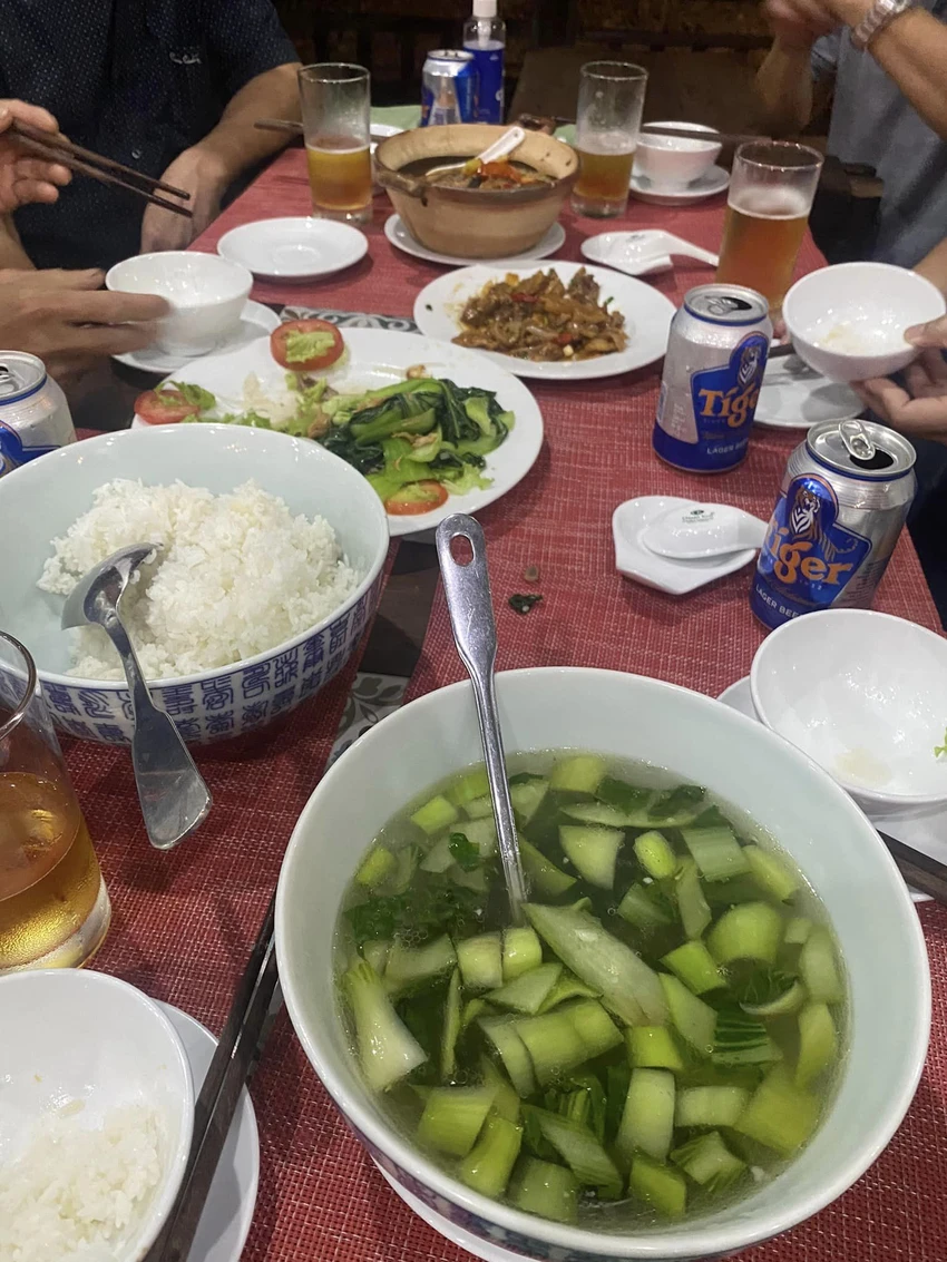 Người được cho là du khách đăng hình ảnh bữa cơm với giá 200.000 đồng/người. Ảnh: FB Người được cho là du khách đăng hình ảnh bữa cơm với giá 200.000 đồng/người. Ảnh: FB