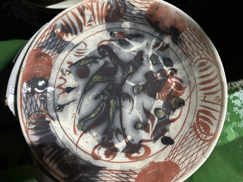 Đĩa gốm sứ nghi là cổ vật. Ảnh: NT Đĩa gốm sứ nghi là cổ vật