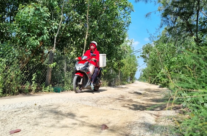 Đoạn đường khoảng 1 km cuối tuyến chưa thảm nhựa. Ảnh: THANH NHẬT Đoạn đường khoảng 1 km cuối tuyến chưa thảm nhựa. Ảnh: THANH NHẬT