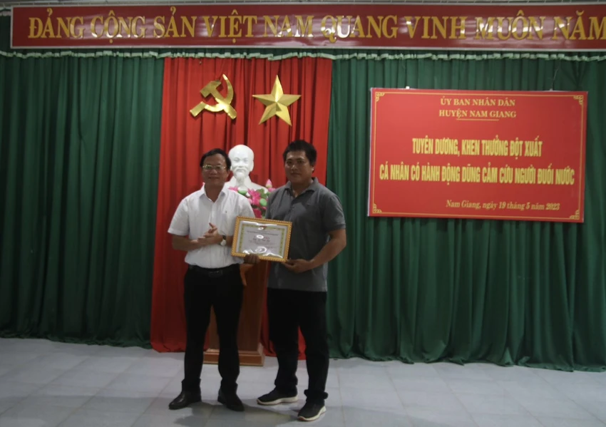 UBND huyện Nam Giang tổ chức tuyên dương, khen thưởng đột xuất đối với anh Hội vì đã có hành động dũng cảm cứu người đuối nước. Ảnh: TT UBND huyện Nam Giang tổ chức tuyên dương, khen thưởng đột xuất đối với anh Hội vì đã có hành động dũng cảm cứu người đuối nước. Ảnh: TT